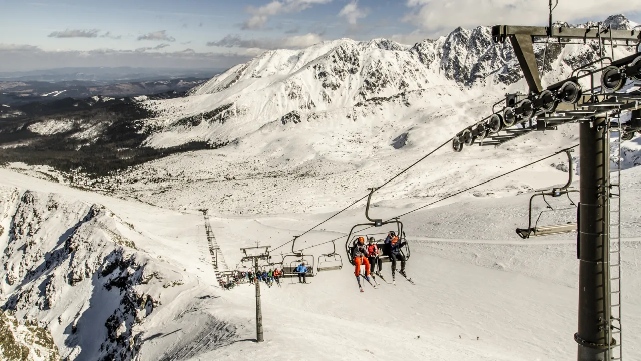 Narciarze na słonecznym stoku w marcu