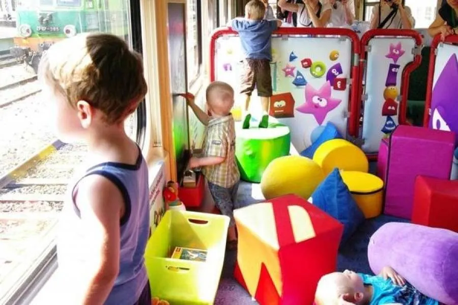 W&oacute;zek dziecięcy w pociągu strefa dla rodzic&oacute;w