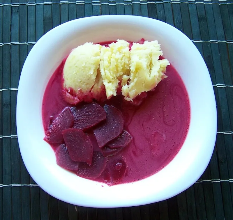 zupa buraczkowa z ziemniakami i śmietaną