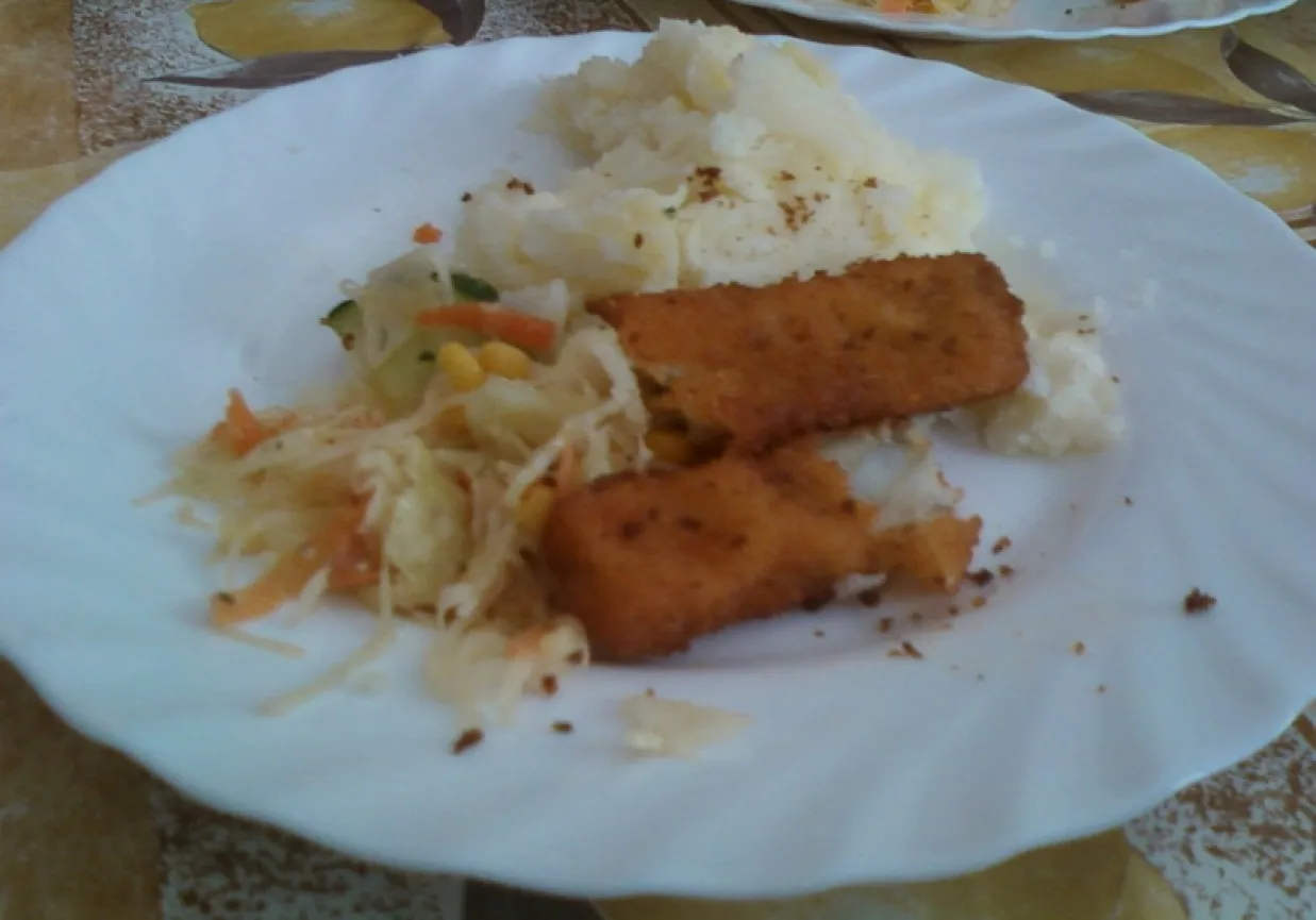 obiad z kostkami rybnymi, ziemniaki, surówka, sos