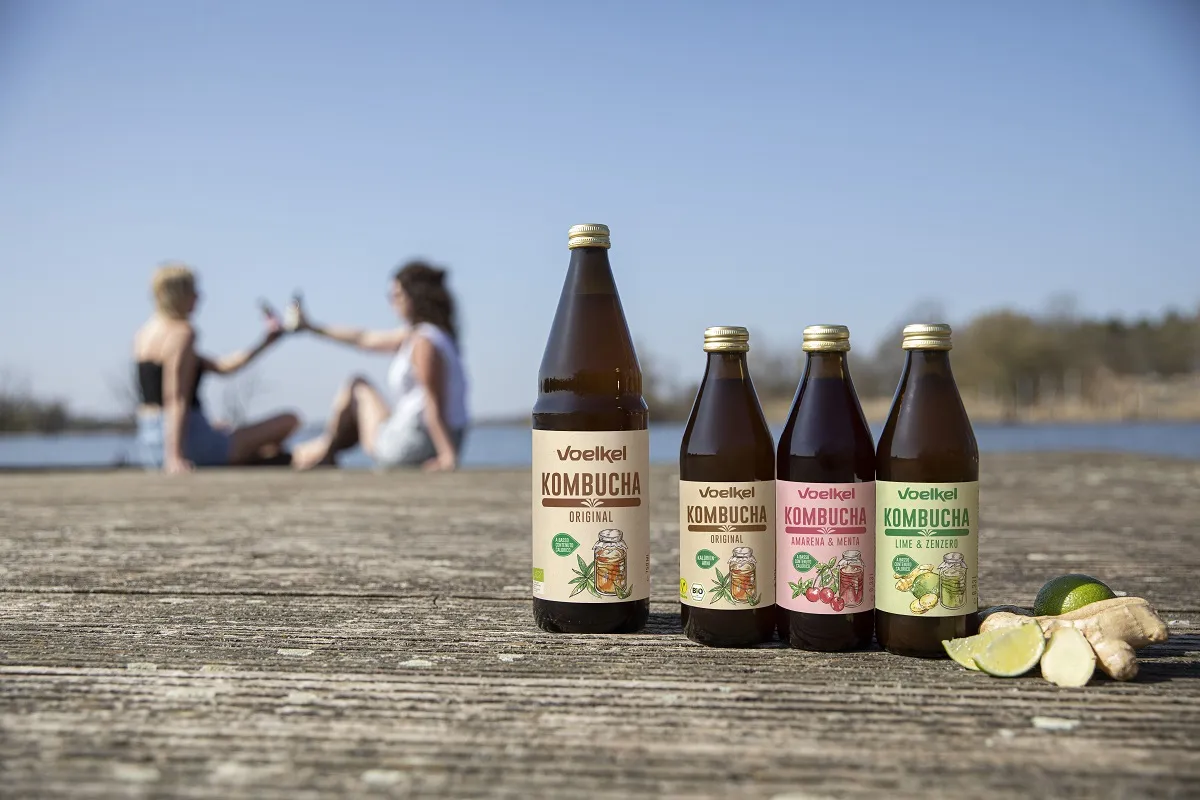 różne butelki kombuchy na tle natury