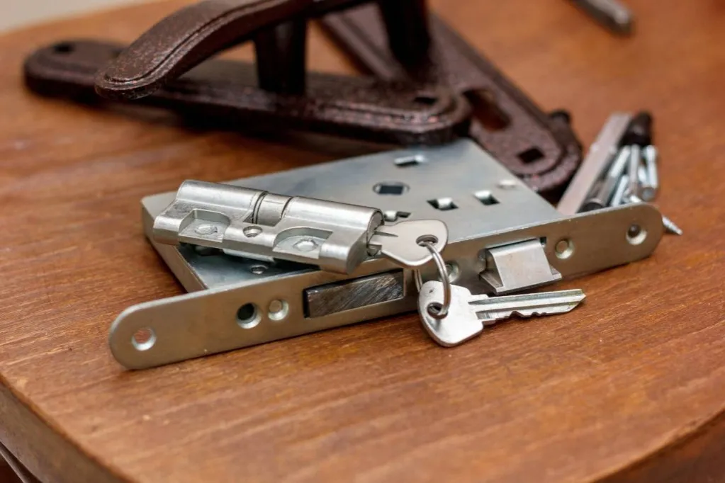 Narzędzia do rozwiercania zamka w drzwiach