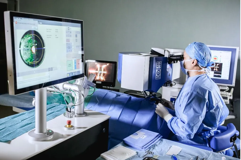 nowoczesna klinika okulistyczna, sprzęt do laserowej korekcji wzroku