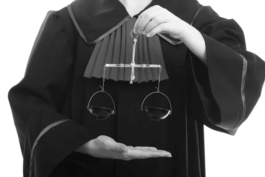 różne symbole zawodów prawniczych, waga sprawiedliwości, togi prawnicze