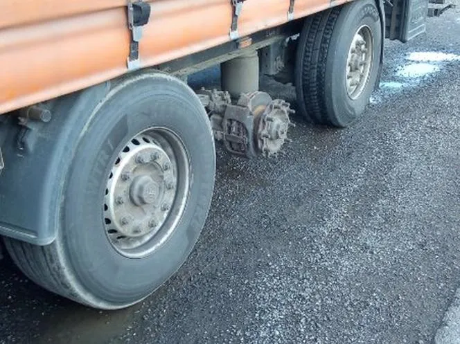 Zdjęcie Jak zdjąć zapieczone koło w naczepie bez ryzyka uszkodzeń