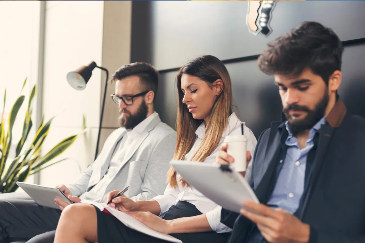 Absolwent szukający pracy, młodzi ludzie na rozmowie kwalifikacyjnej