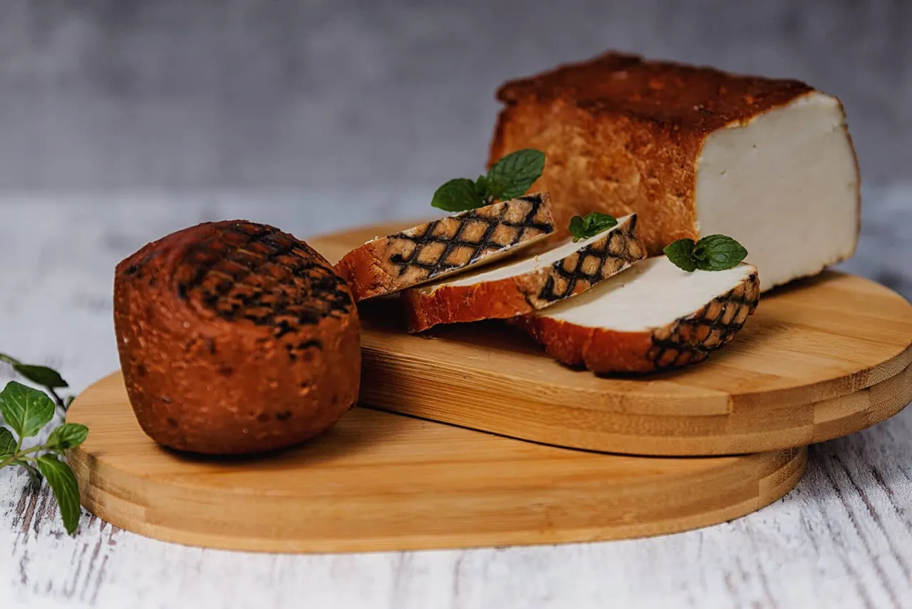 Rzemieślniczy wędzony ser kozi w kawałku