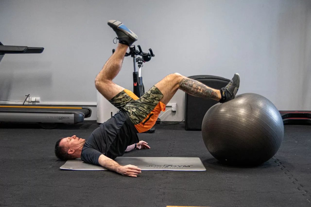 Osoba w samolocie wykonująca ćwiczenia na nogi