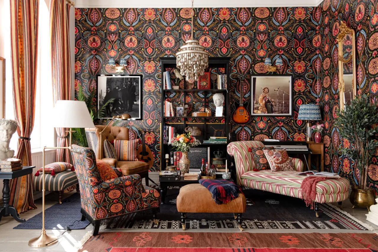Wnętrze pełne wzorów i kolorów. Jak odróżnić styl maksymalistyczny od kiczu? Tu każdy element krzyczy 