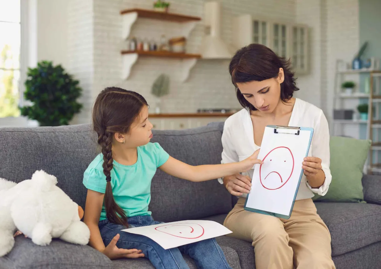 Rodzic rozmawiający z dzieckiem, spokojna atmosfera, przygotowanie