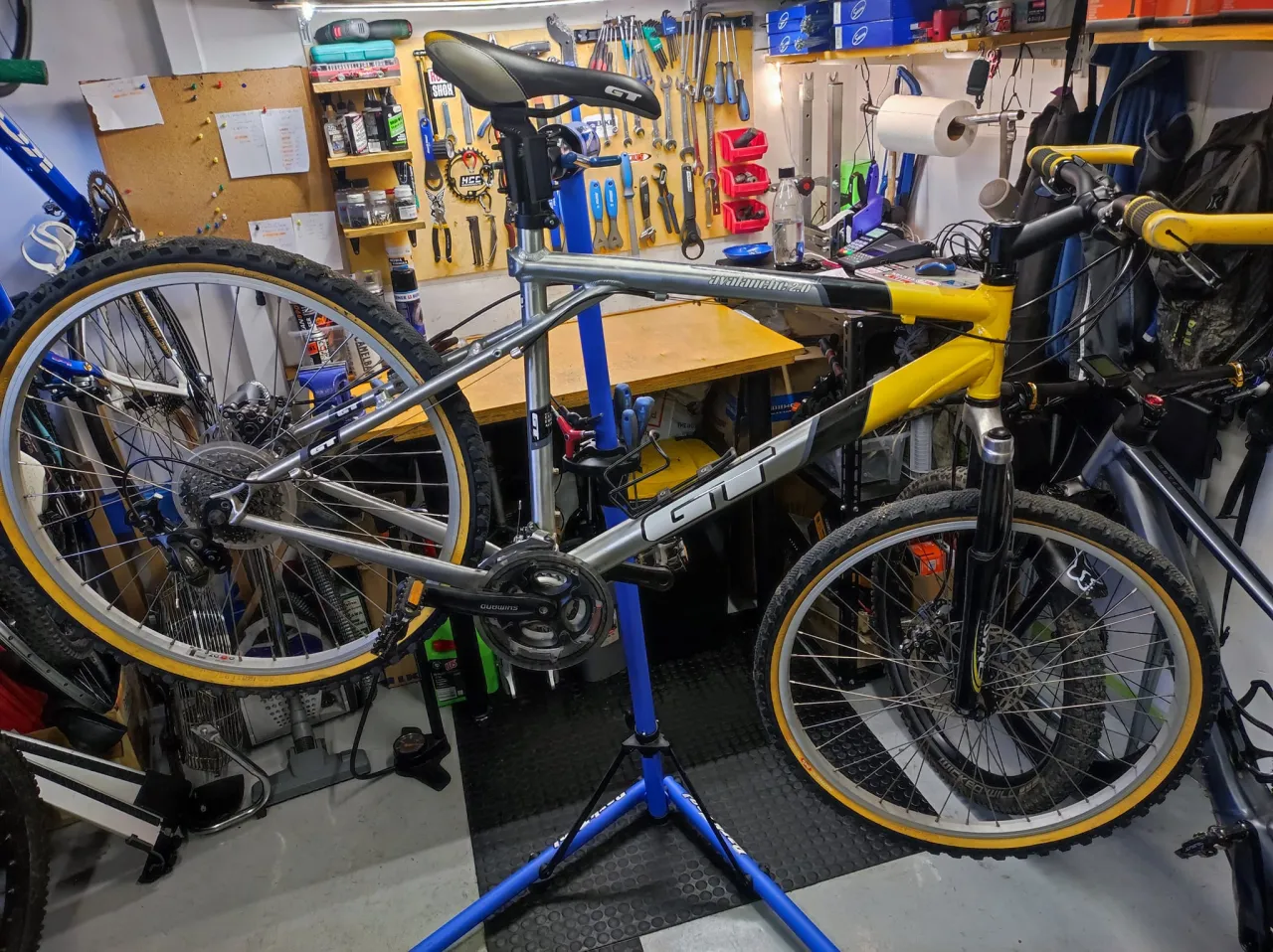 Rower GT Avalanche 2.0 na stojaku warsztatowym. Zastanawiasz się, ile kosztuje wymiana przerzutek w rowerze?