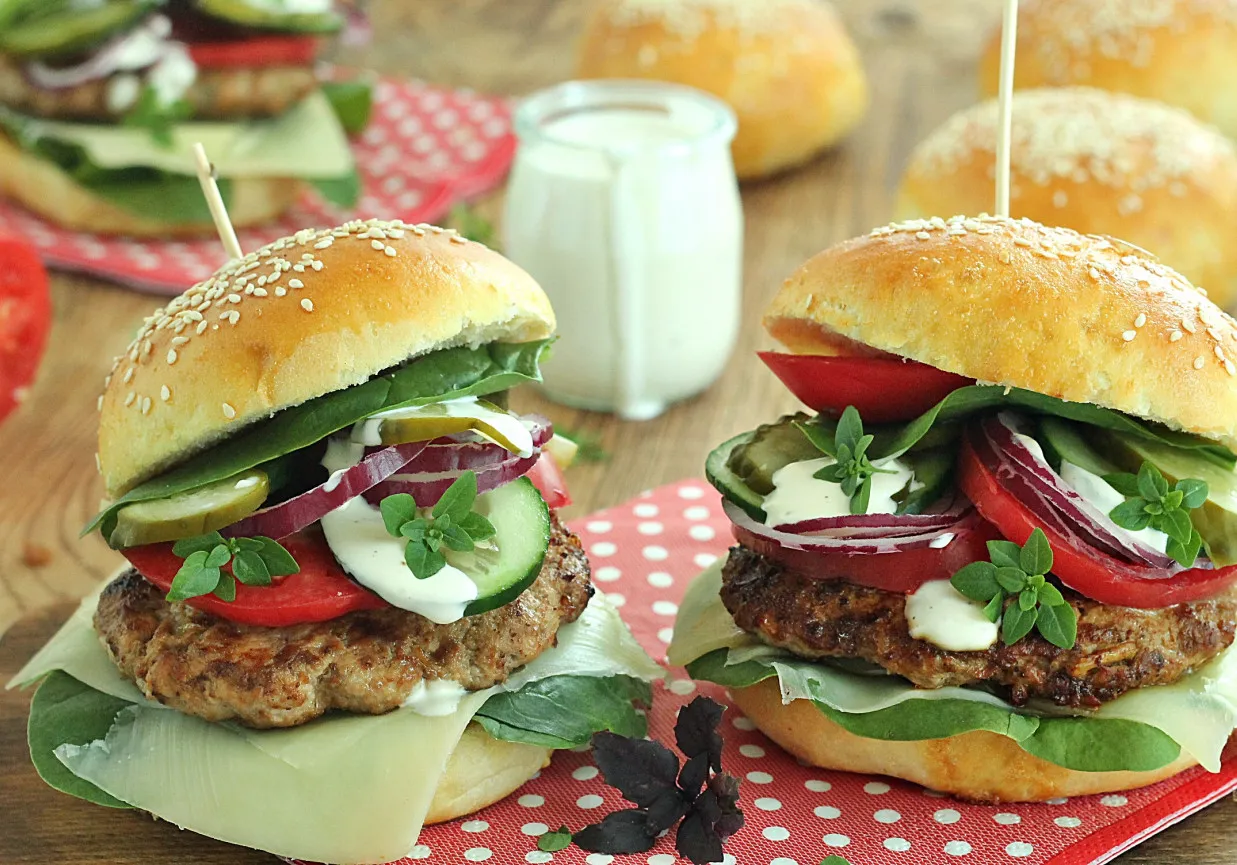 Dwa soczyste burgery z serem, pomidorem, ogórkiem, czerwoną cebulą i sałatą. Zastanawiasz się, burger ile kcal?