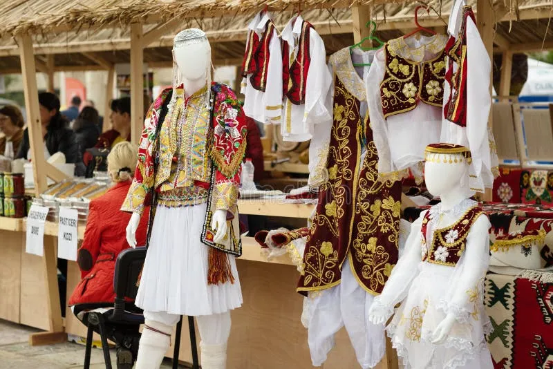 Albania meczet strój turystka