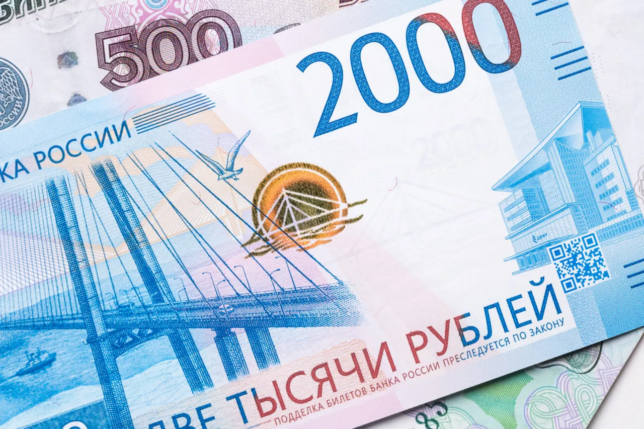 Dwa banknoty: 2000 i 500 rubli. Jaka jest waluta w Rosji? Rubel.