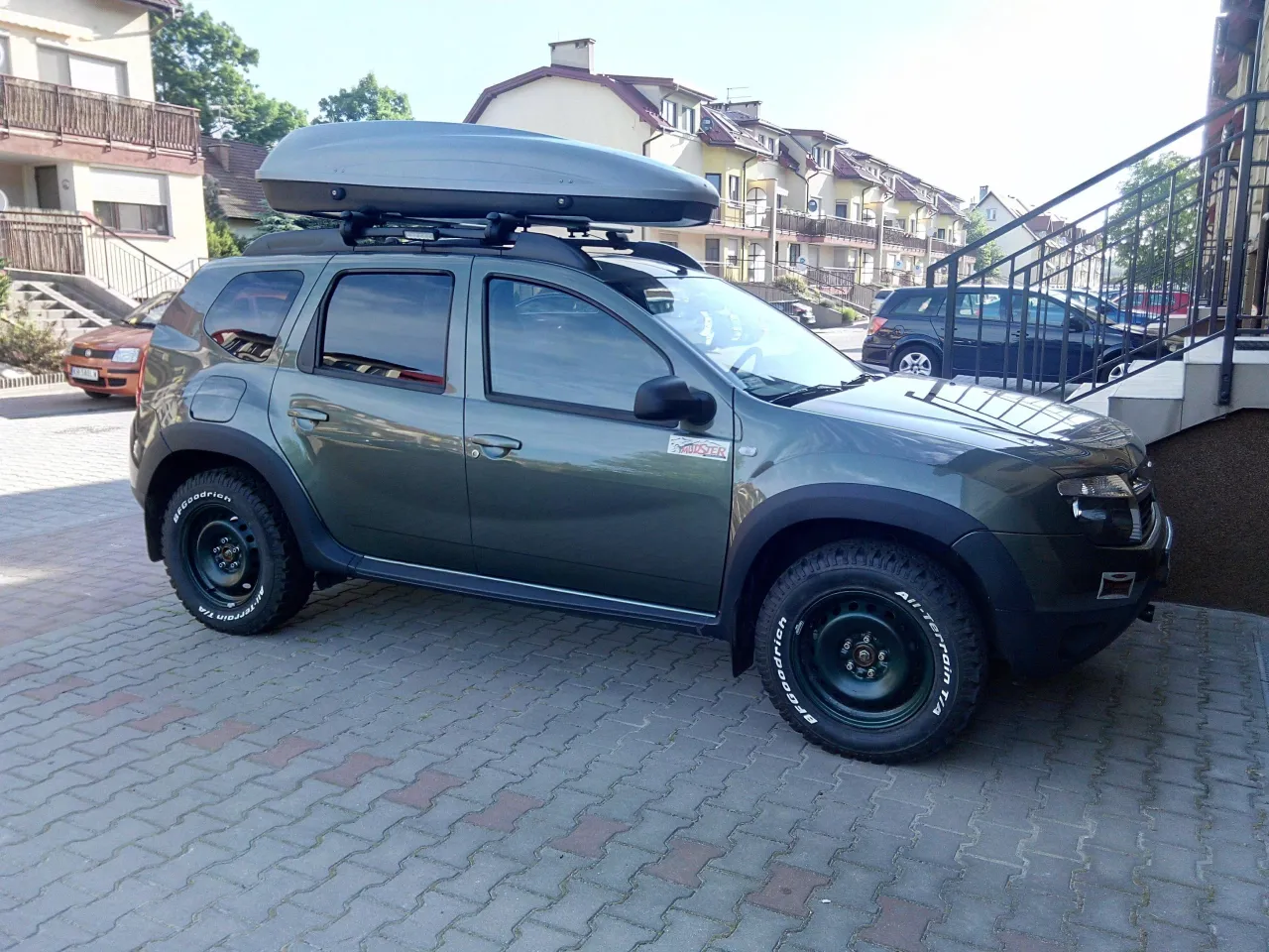 Dacia Duster z boxem dachowym i oponami letnimi BFGoodrich All-Terrain T/A.