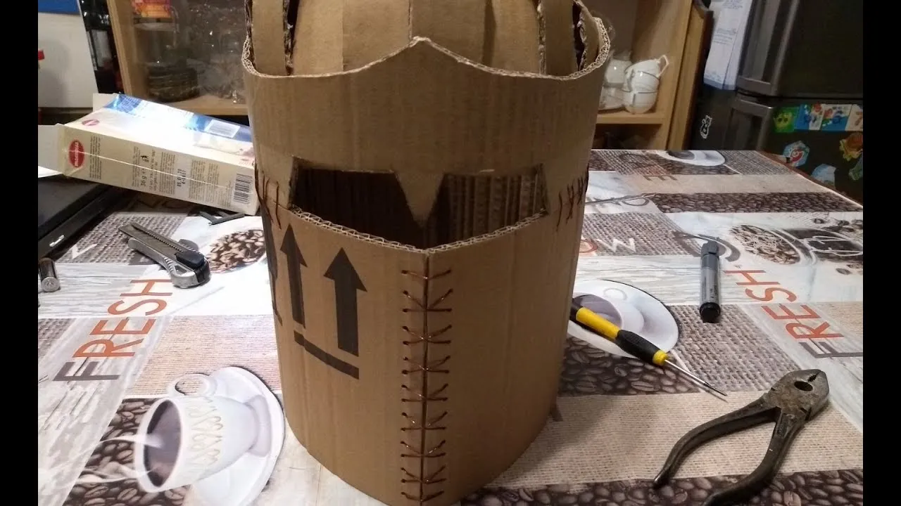 hełm rycerza z kartonu DIY