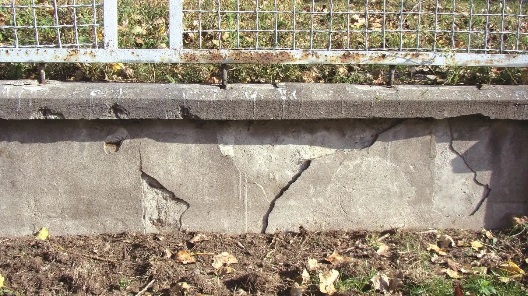 Zdjęcie Jak skutecznie pomalować podmurówkę ogrodzenia, by uniknąć zniszczeń?