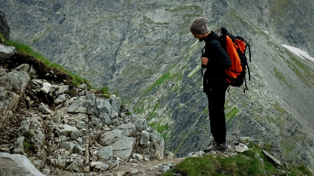 Turysta z plecakiem w Tatrach Wysokich