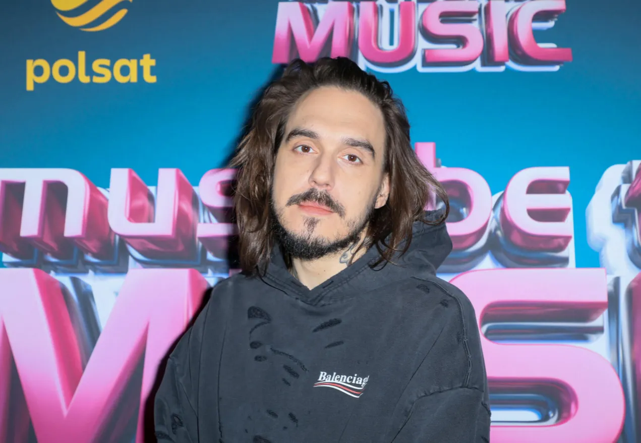 osoba poszukująca muzyki z filmu, identyfikacja piosenki z reklamy