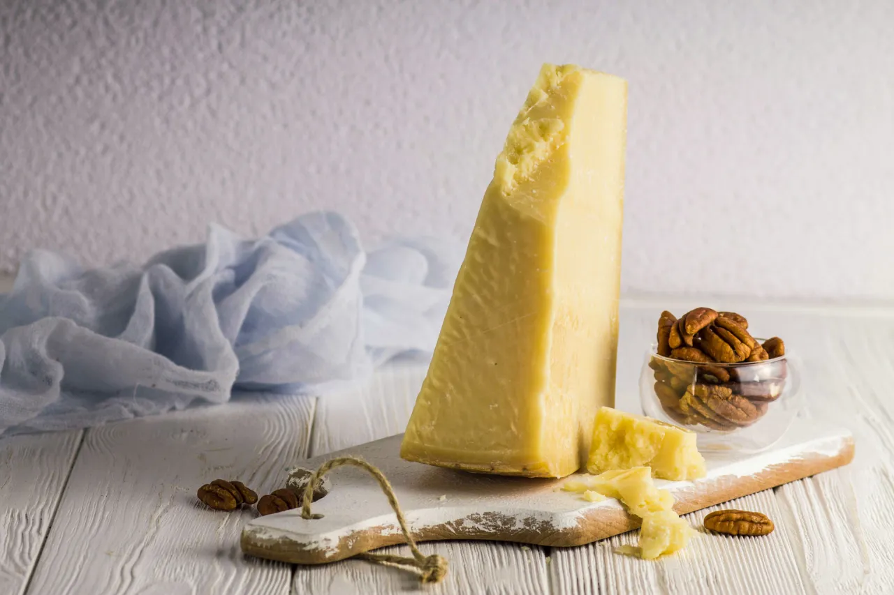Zdjęcie Czy parmezan to parmigiano reggiano? Odkryj kluczowe różnice