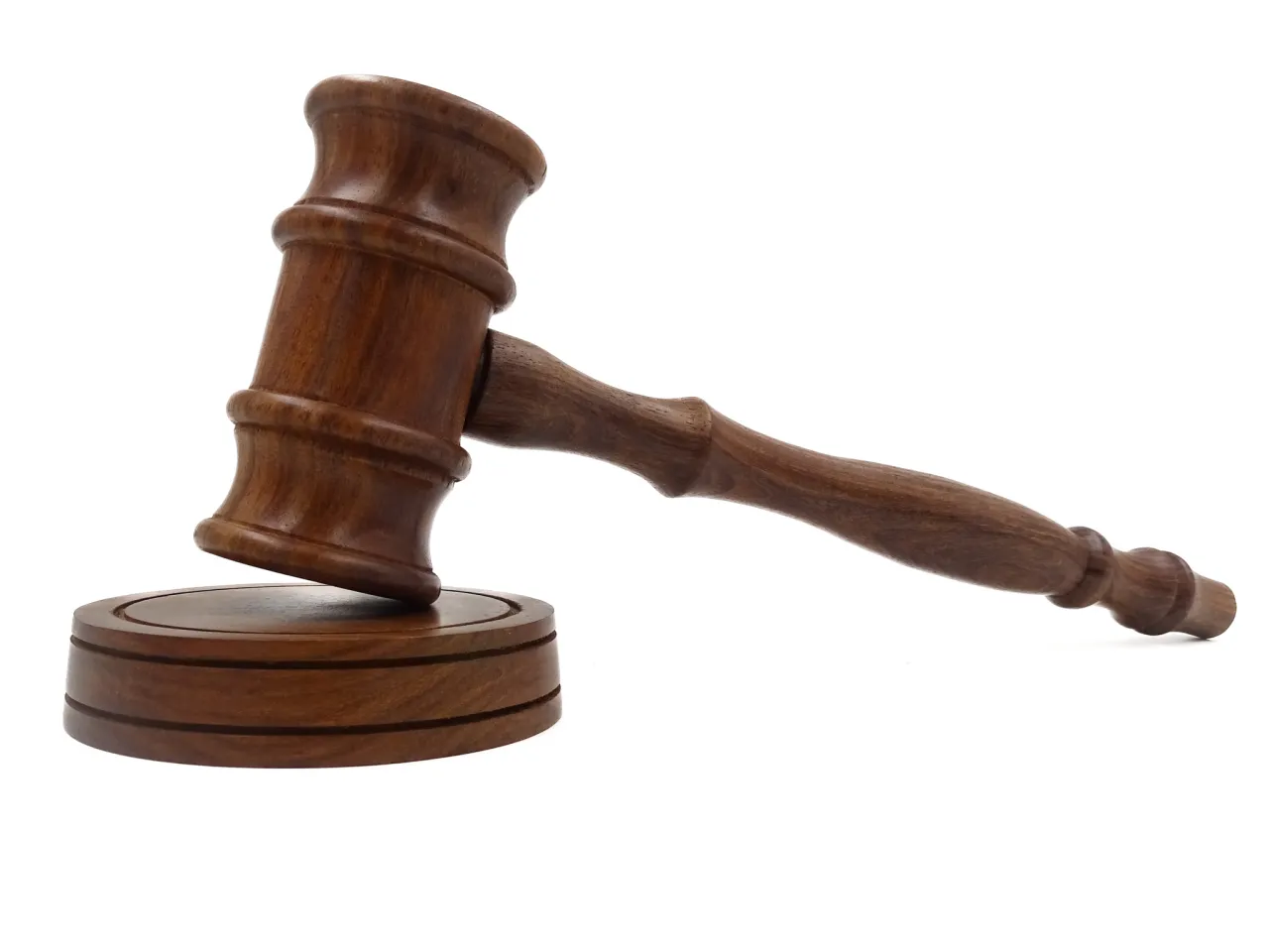 młotek sędziowski i umowa kredytowa symbol walki z bankiem