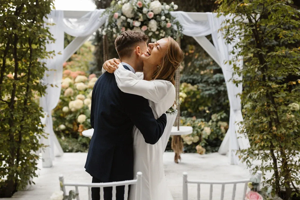 para młoda rozmawia z fotografem ślubnym, portfolio