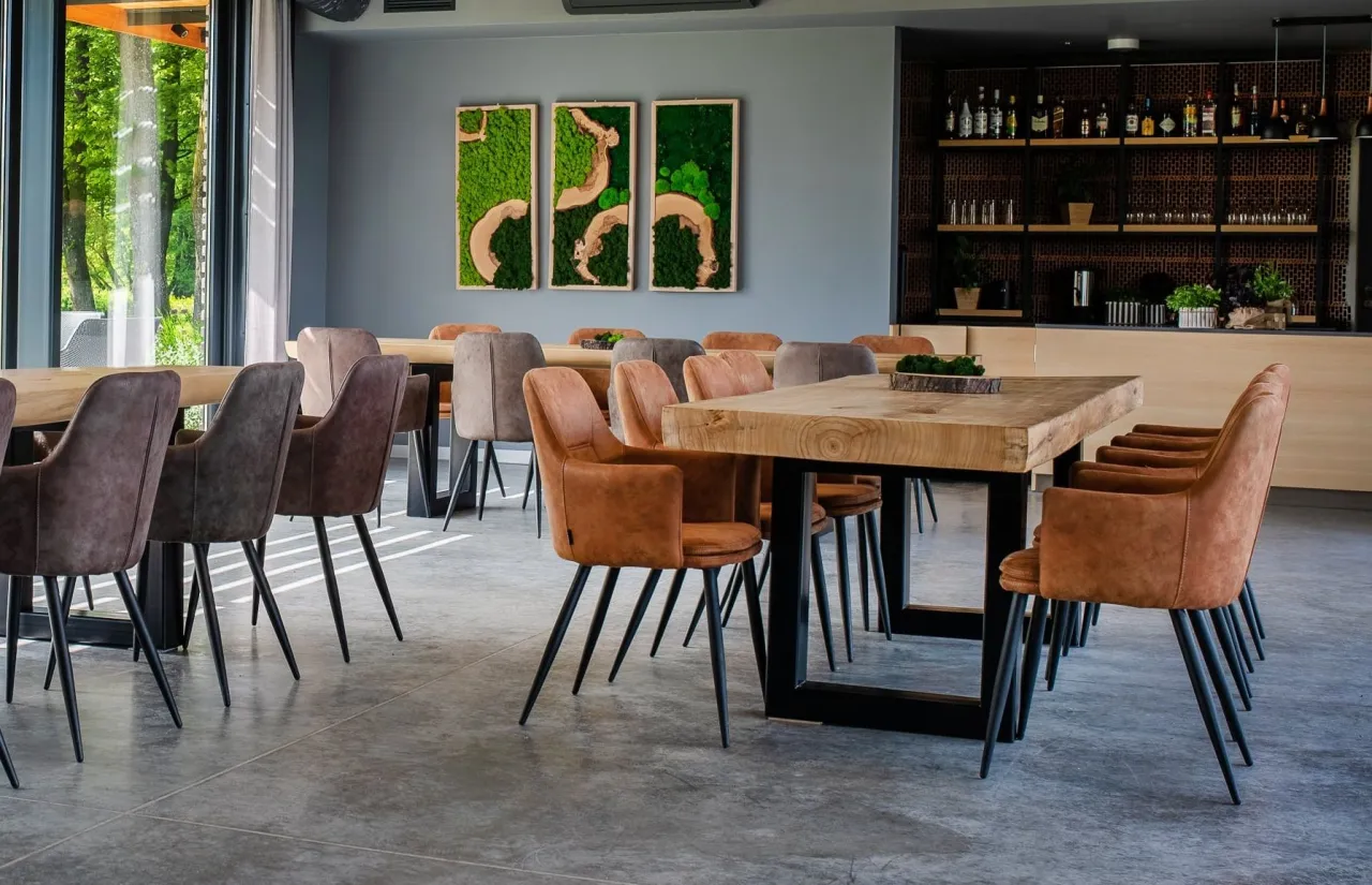 Elegancki st&oacute;ł z wykwintnymi daniami