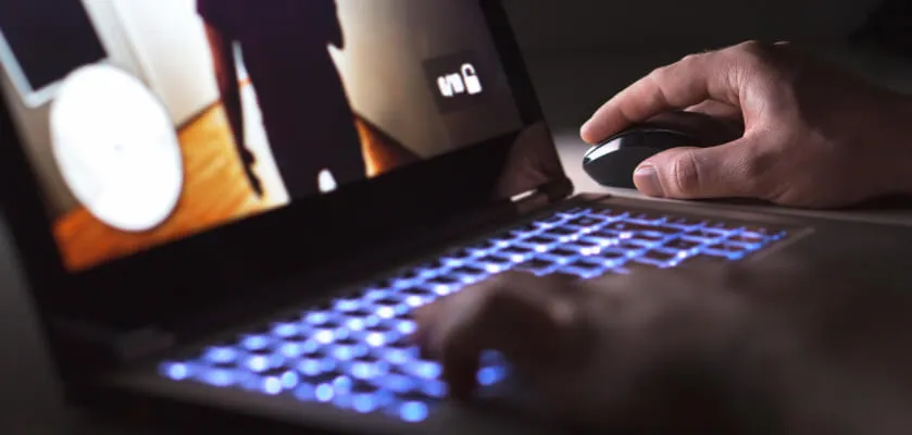 Laptop gamingowy w akcji, widok z boku, podświetlona klawiatura