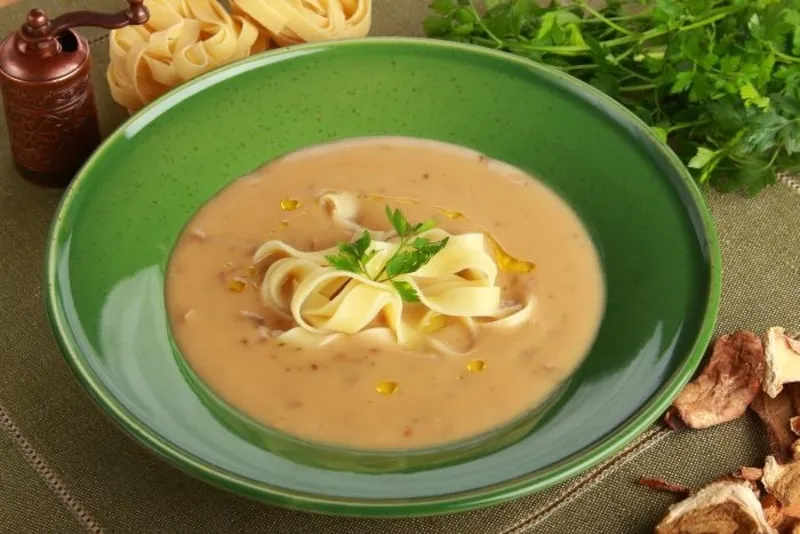 eleganckie zupy kremy, rosół z makaronem, zupa borowikowa