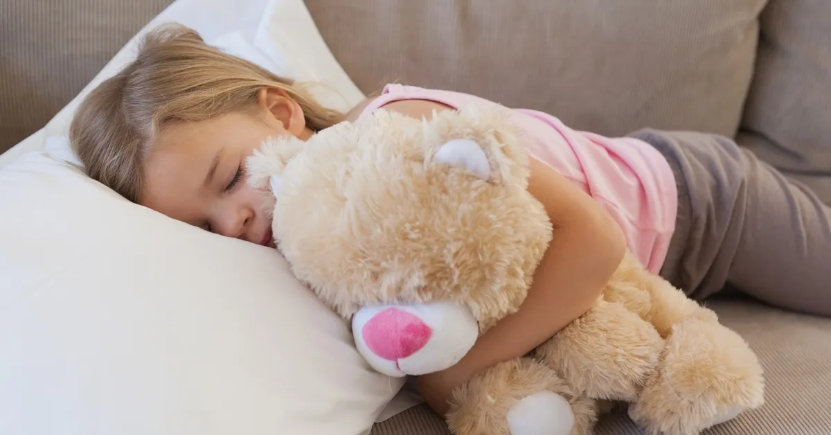 dziecko z ulubioną przytulanką
