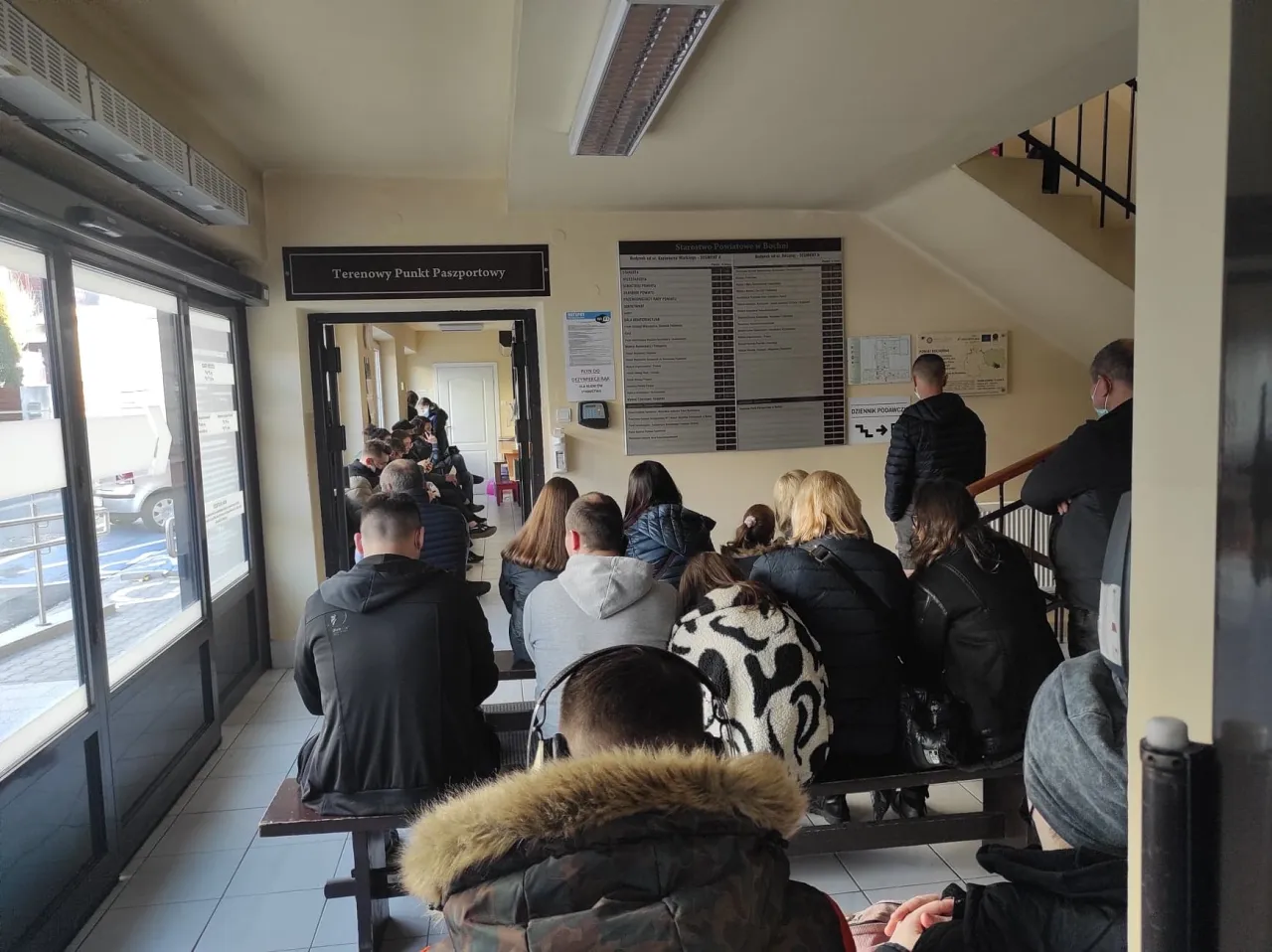 Kolejka w urzędzie paszportowym