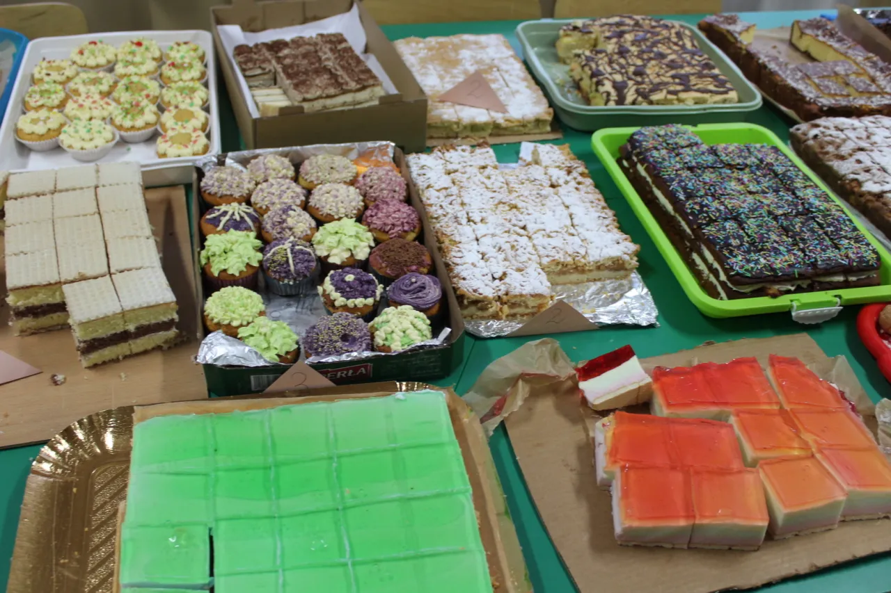 pakowanie ciasta na kiermasz szkolny