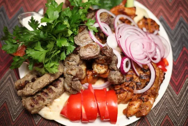 różne rodzaje kebaba shish adana iskender