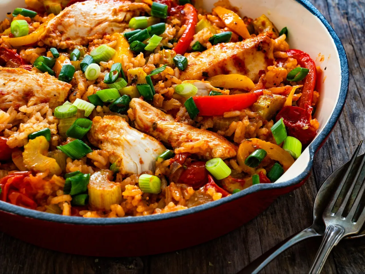 różne dania jednogarnkowe z ryżem i warzywami