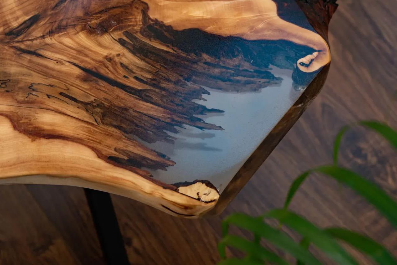 stół z żywicy epoksydowej live edge