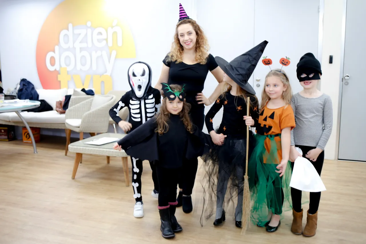 dzieci tworzące stroje halloweenowe diy