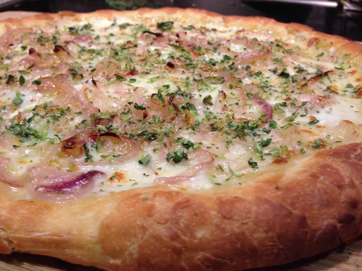 Collage de pizzas argentinas fugazzeta napolitana calabresa