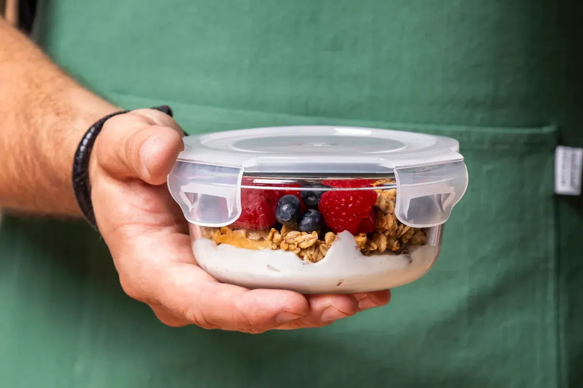 bezpieczne jedzenie na podróż i jedzenie którego należy unikać w podróży