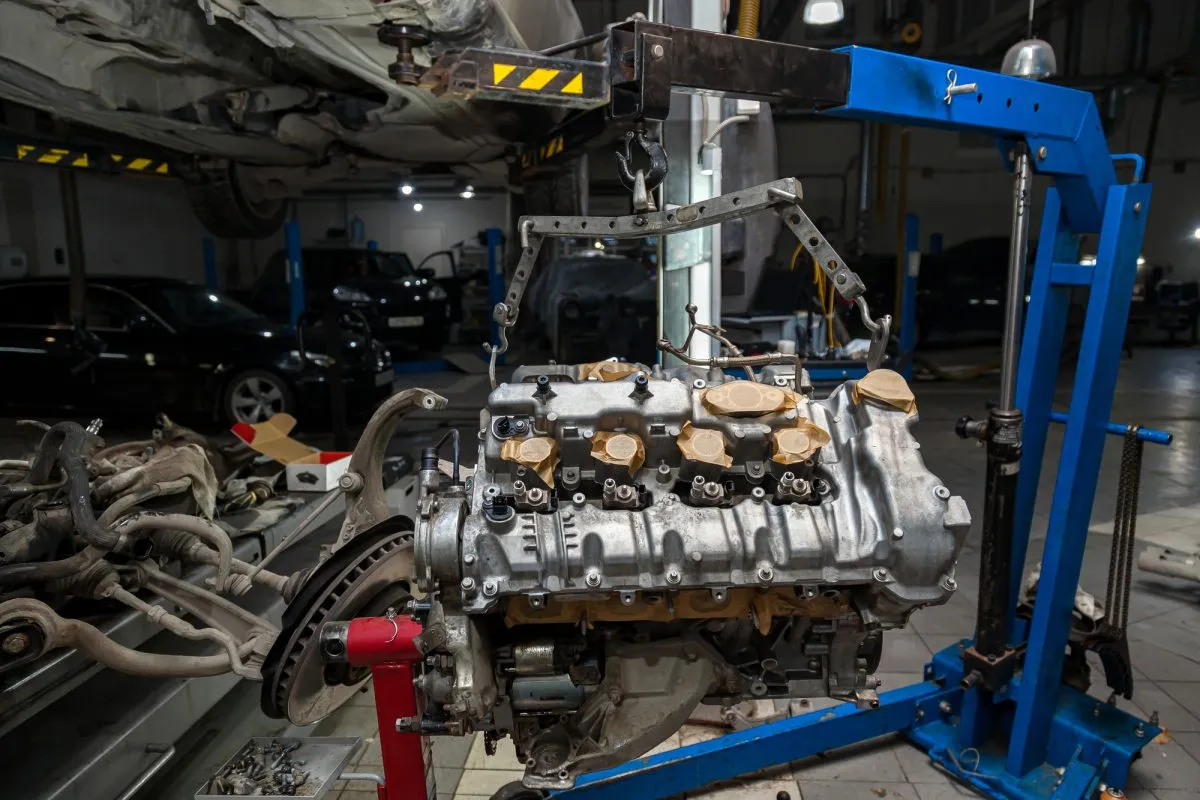 Motorkran im Einsatz Motor heben