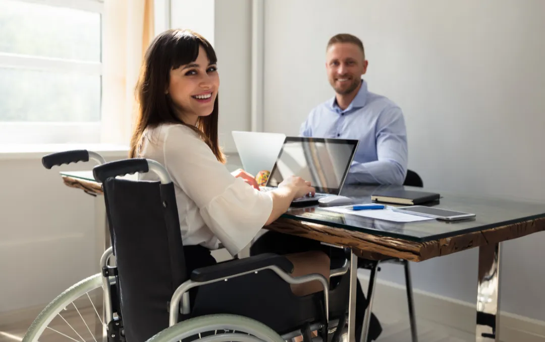pracownik z niepełnosprawnością w biurze