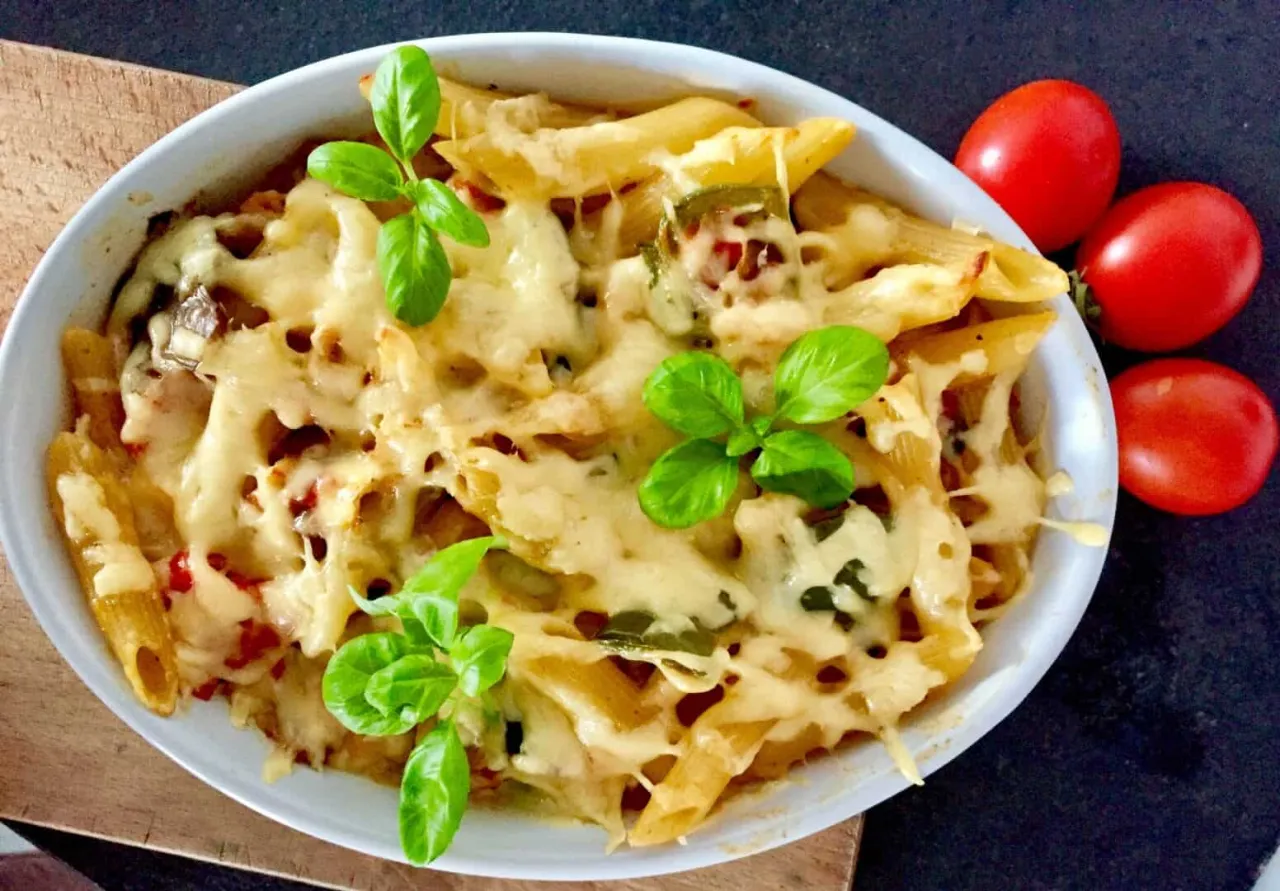 Zapiekanka makaronowa z kurczakiem, porcja na talerzu z sałatką