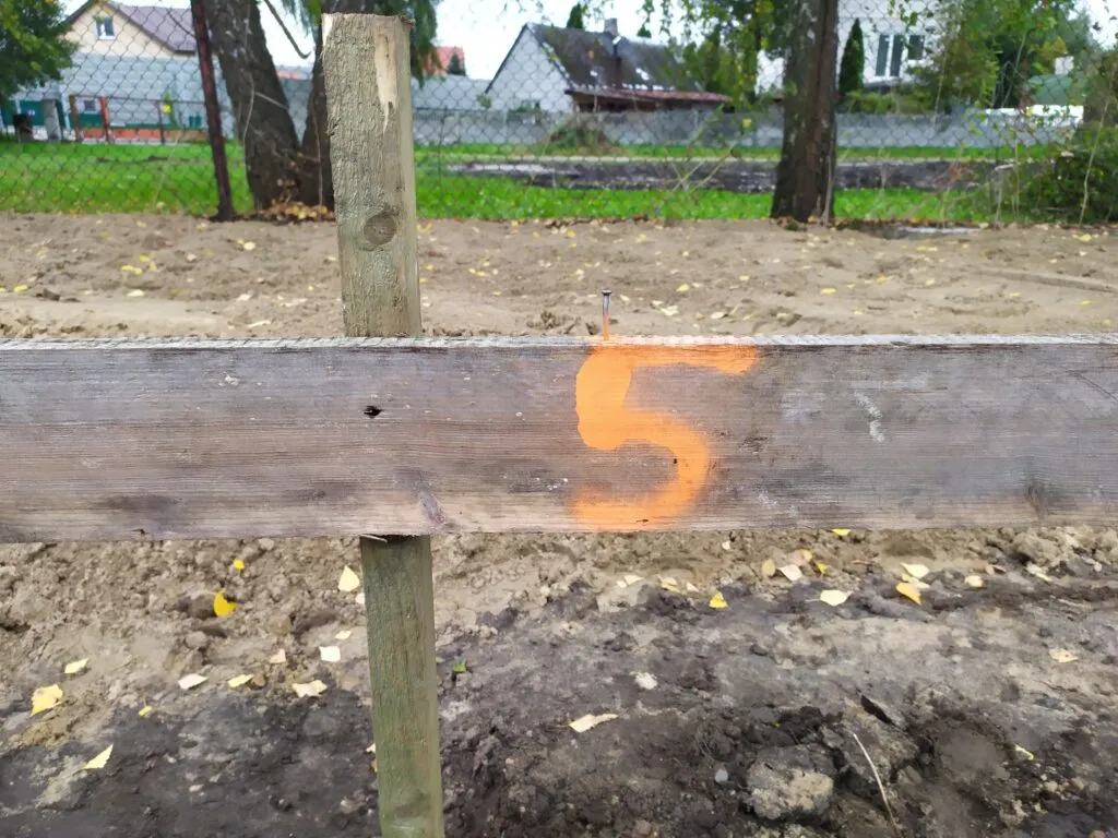 Geodezyjne wytyczanie narożników budynku na placu budowy