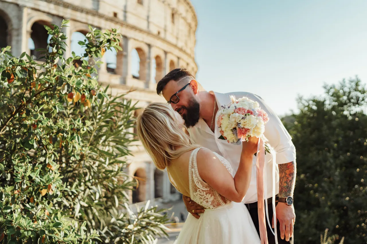 Laptop z otwartą stroną portalu ślubnego i lupą