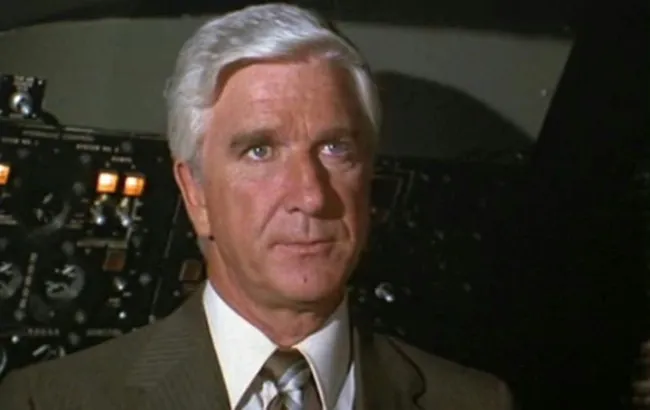 Leslie Nielsen w filmie Czy leci z nami pilot doktor Rumack