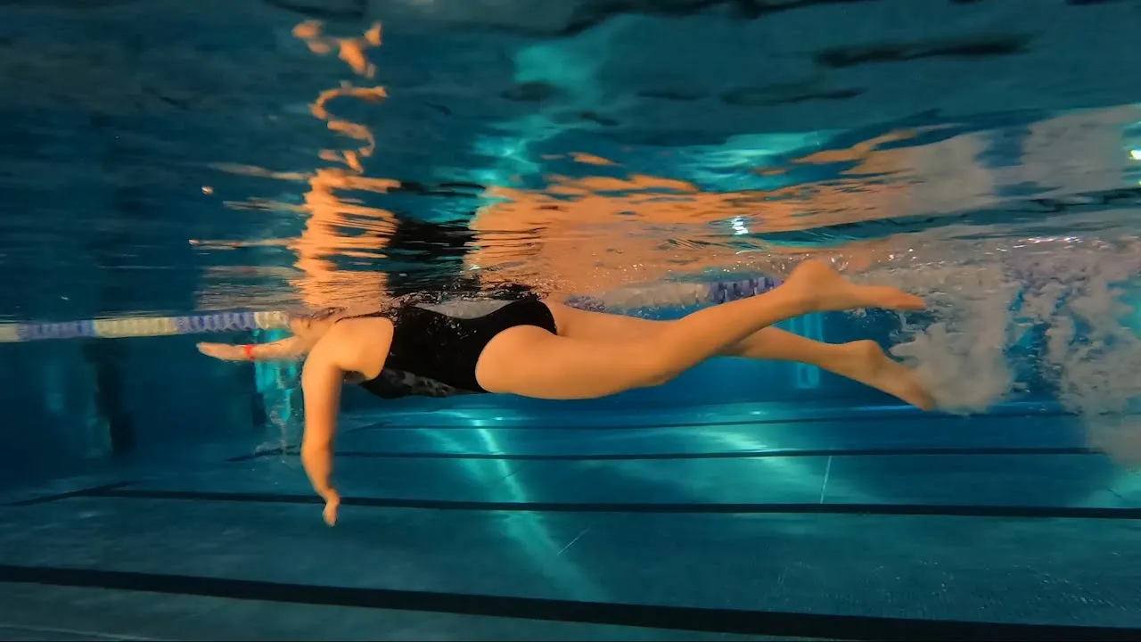 Praca n&oacute;g kraul ćwiczenia z deską