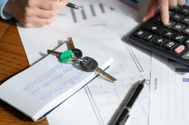 dokumenty kredytowe i klucze do mieszkania