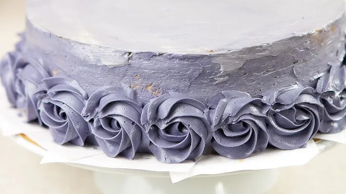 r&oacute;żne ozdoby na tort z kremu