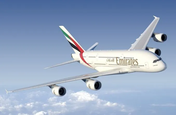 Samolot Emirates lecący do Dubaju