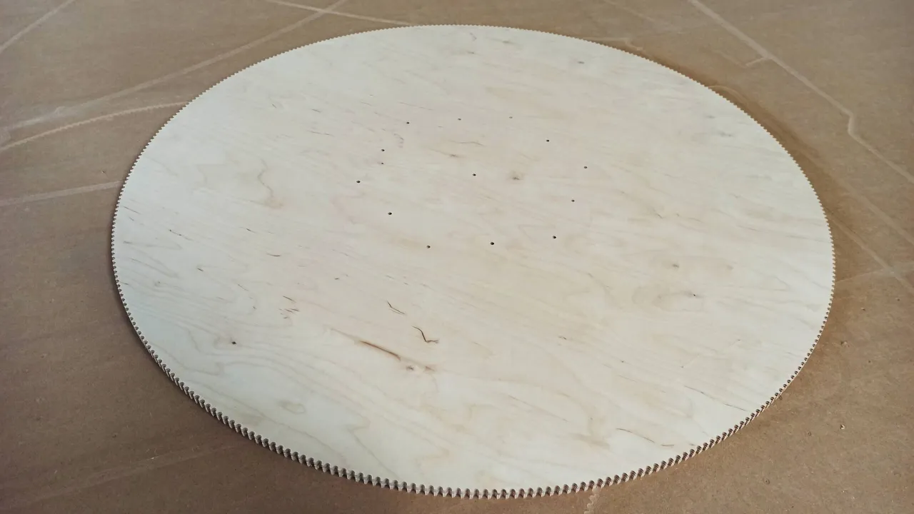 delikatne szlifowanie sklejki papierem ściernym