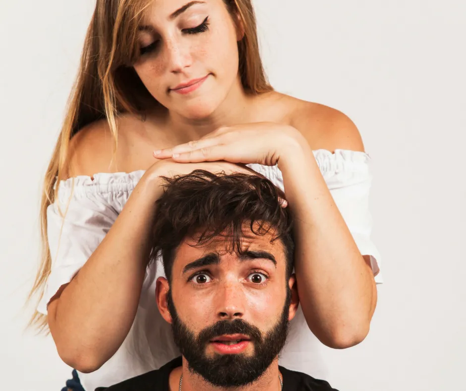 Mężczyzna popełniający błędy w rozmowie z kobietą